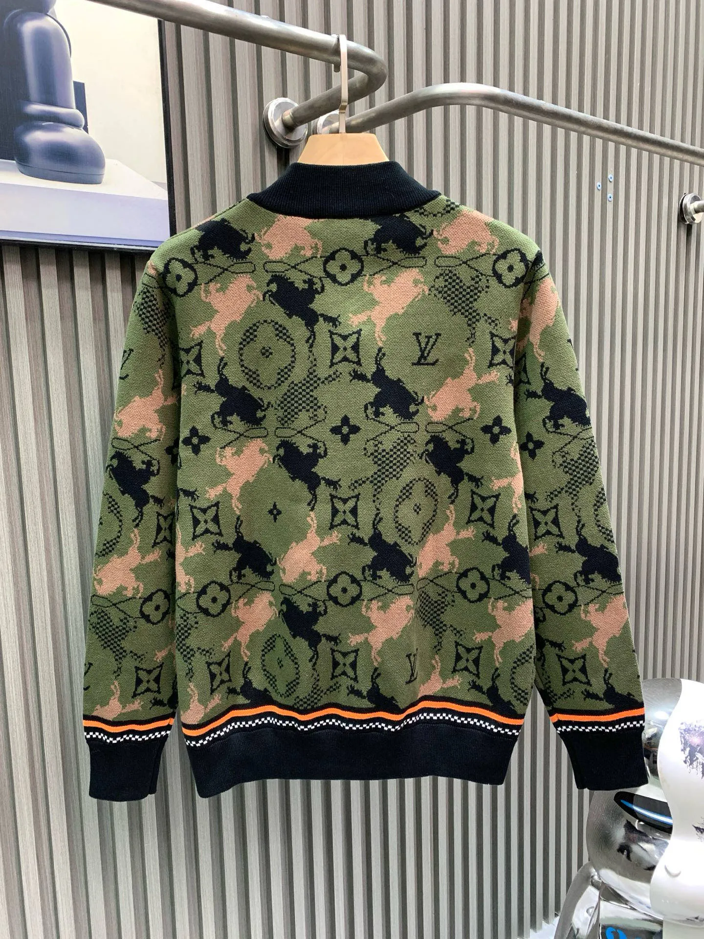 🅿️560 🀄️ Louis Vuitton Louis Vuitton 1*v camouflage woolen jacket knitted jacket YB purchased and printed. Made of custom sheep wool fabric. This sheep wool tunic jacket uses warm tones to depict the Geo Rodeo pattern of the 2025 autumn and winter show. It uses a complex jacquard texture to present the silhouette of a galloping horse and Monogram elements. Micro Damier ribbon embellished zipper front, hem and cuffs. Full-width Geo Rodeo Jacquard, zipper, hem and cuffs are Micro Damie ribbon yarn custom-woven and dyed. Full knitted jacquard design. Zip fly on the chest. Can be matched with bottoms of the same season to create a fashionable look. Suitable for various occasions. Customized accessories. Complete three standards. Same style for men and women.